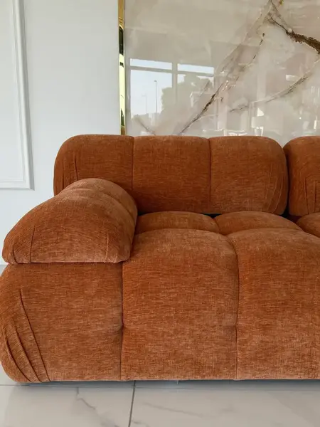 Aranżacja z roślinami przy designerskim narożniku modułowym boucle NICEA w nowoczesnym stylu. Meble na zamówienie od Primavera Home.