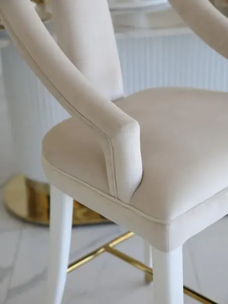 Detal nogi Hokera Glamour PALACE Beżowy Biały, ukazujący solidność konstrukcji. Meble na zamówienie od Primavera Home.