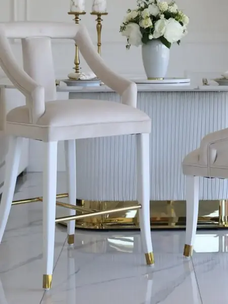Hoker Glamour PALACE Beżowy Biały widoczny w perspektywie, tworzący elegancką kompozycję wnętrza. Detal wykończenia od Primavera Home.