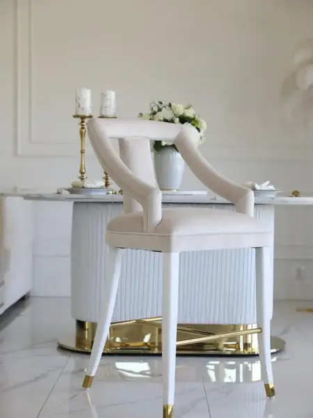 Hoker Glamour PALACE Beżowy Biały z widokiem na białe nogi, idealnie wpasowujący się w każdy styl. Ekspozycja w salonie od Primavera Home.