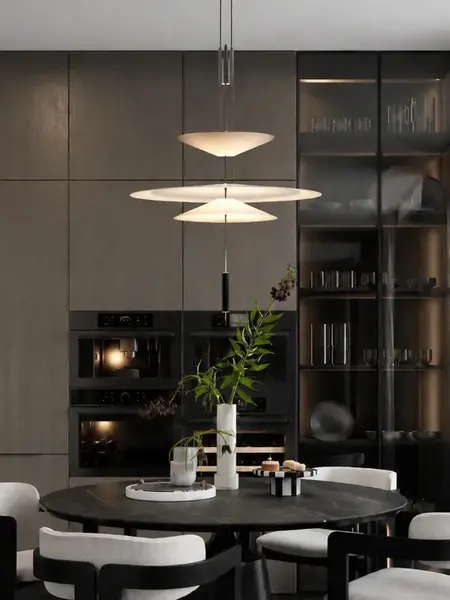 Cały zestaw z designerską lampą wiszącą Plater Czarna Nowoczesna Premium w aranżacji od Primavera Home.