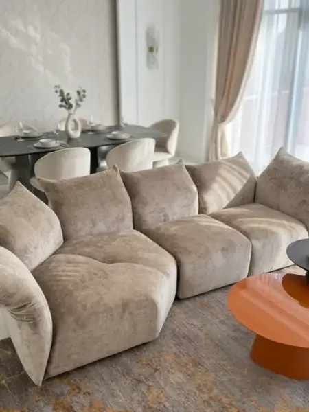 Zbliżenie na tkaninę sofy, ilustrujące wysoką jakość materiałów. Detal wykończenia od Primavera Home.