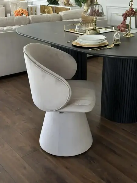 Nowoczesne Krzesło Obrotowe Dolce – Tapicerowane i Designerskie w przytulnej kuchni, idealne do codziennych posiłków. Ekspozycja w salonie od Primavera Home.