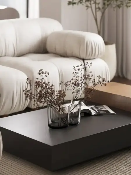 Widok dwuosobowy na designerski narożnik modułowy boucle NICEA w przestronnej aranżacji. Meble na zamówienie od Primavera Home.