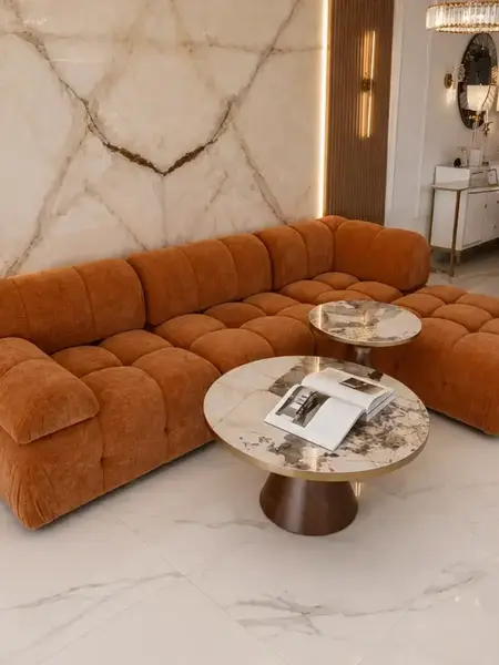 Detal kolorowy designerskiego narożnika modułowego boucle NICEA w nowoczesnym wystroju. Primavera Home.