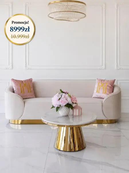 Sofa Beżowa Glamour Aksamitna FLORENCE Złote Nogi widoczna z boku, prezentująca elegancję w każdym detalu. Meble na zamówienie od Primavera Home.