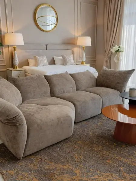 Sofa w komplecie z innymi meblami, tworząc spójną przestrzeń. Aranżacja nowoczesnego wnętrza od Primavera Home.