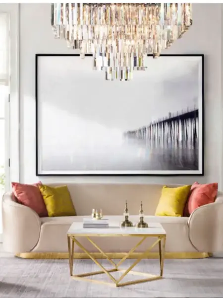 Sofa Beżowa Glamour Aksamitna FLORENCE Złote Nogi w zestawieniu z sufitem, prezentująca harmonię form. Primavera Home.