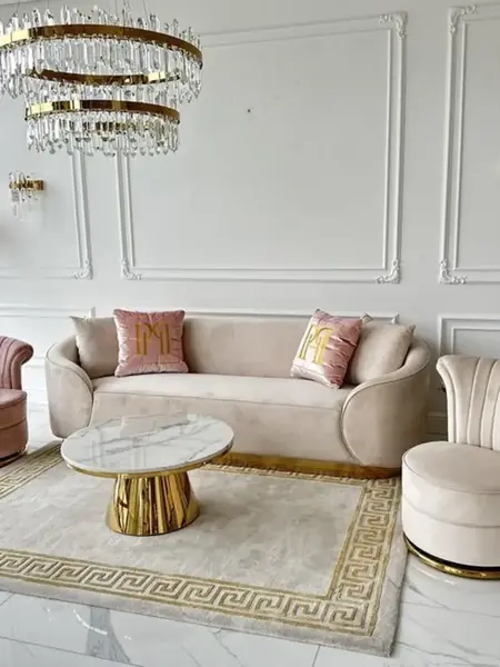 Widok 3D sofy Beżowa Glamour Aksamitna FLORENCE Złote Nogi, która wzbogaca każdego wnętrze. Wysoka jakość od Primavera Home.