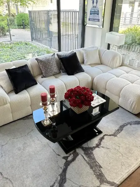 Aranżacja z detalami designerskiego narożnika modułowego boucle NICEA w nowoczesnym wnętrzu. Meble na zamówienie od Primavera Home.