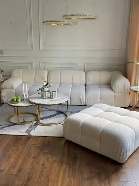 Ekspozycja z detalem wykończenia designerskiego narożnika modułowego boucle NICEA od Primavera Home.