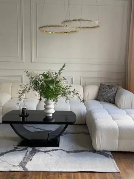 Stylizacja salonu z wykorzystaniem designerskiego narożnika modułowego boucle NICEA. Oferowane przez Primavera Home.