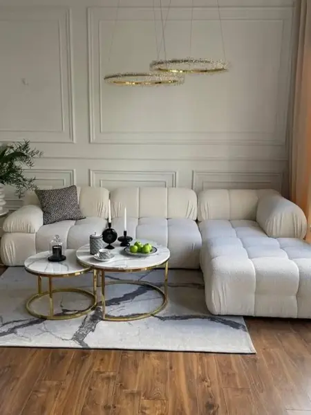 Widok na designerski narożnik modułowy boucle NICEA przy dużym oknie. Meble na zamówienie od Primavera Home.