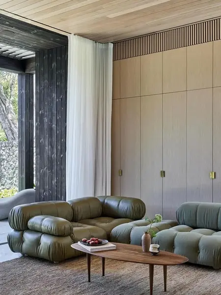 Widok z dolnej perspektywy na designerski narożnik modułowy boucle NICEA w stylowym wnętrzu. Primavera Home.