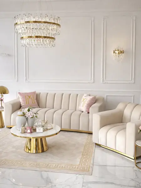 Sofa LONDON Beżowa prezentowana w showroomie, idealna do nowoczesnych wnętrz. Meble na zamówienie od Primavera Home.