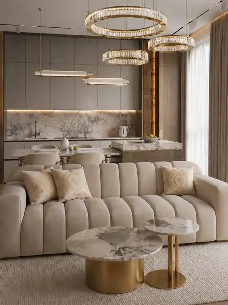 Detail wykończenia sofy LONDON Beżowej z eleganckim złotym stelażem. Meble na zamówienie od Primavera Home.
