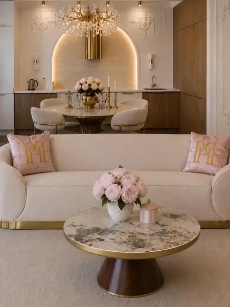 Widok zenitalny na sofę Beżowa Glamour Aksamitna FLORENCE Złote Nogi w eleganckim wnętrzu. Detal wykończenia od Primavera Home.