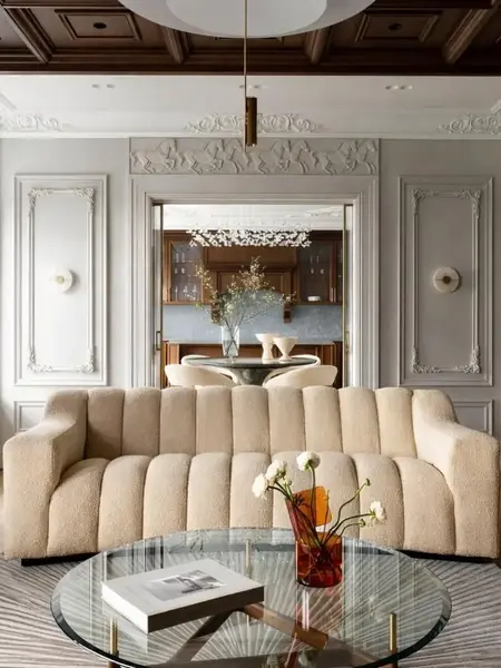 Perspektywiczne ujęcie sofy LONDON Beżowej, podkreślające jej elegancki design. Meble na zamówienie od Primavera Home.