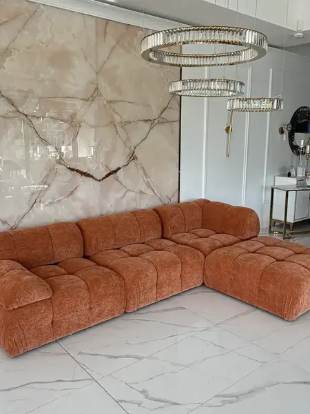 Ucha w zbliżeniu designerskiego narożnika modułowego boucle NICEA w eleganckim wykończeniu. Primavera Home.