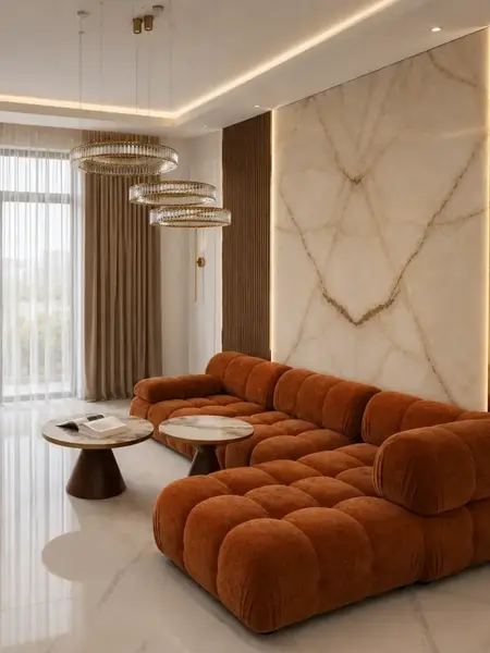 Aranżacja z imprezą w tle przy designerskim narożniku modułowym boucle NICEA. Meble na zamówienie od Primavera Home.