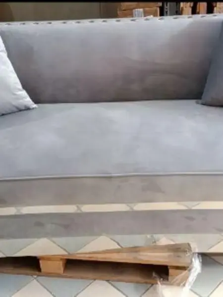 Sofa w przestronnej aranżacji, która dodaje stylu całemu wnętrzu. Meble na zamówienie z Primavera Home.