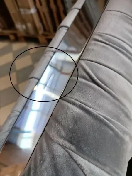 Sofa w aranżacji łączącej nowoczesność z retro stylem. Ekspozycja w salonie od Primavera Home.