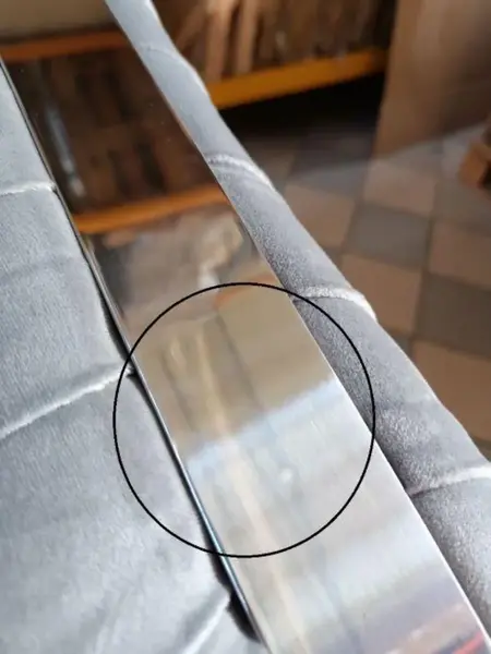 Sofa umiejscowiona w otoczeniu roślin, co podkreśla świeżość aranżacji. Meble na zamówienie od Primavera Home.