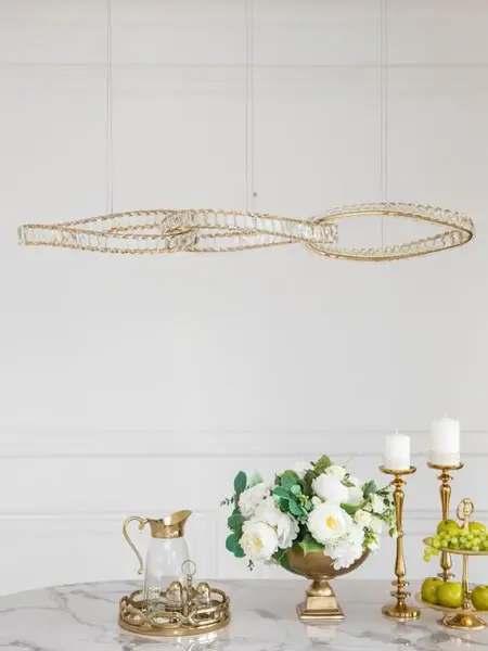 Zbliżenie na kryształowe detale żyrandola LILIBET L Złoty. Projekt inspirowany stylem glamour od Primavera Home.