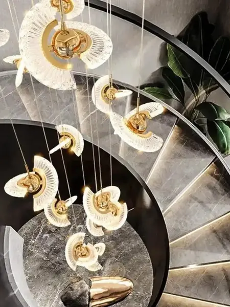 Żyrandol Flow L uchwycony z boku. Ekspozycja w salonie od Primavera Home.