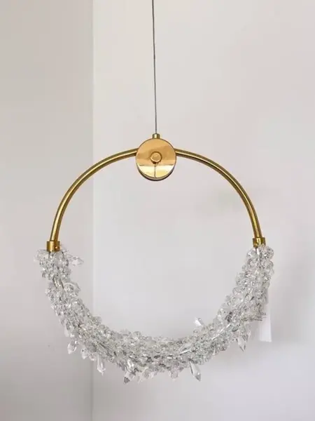 Zbliżenie na detal wykończenia Żyrandola Kryształowego Złotego, pokazujące jego elegancję w ofercie Primavera Home.