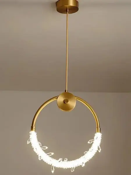 Ekspozycja Żyrandola Kryształowego Złotego w showroomie, prezentująca jego unikalny design od Primavera Home.