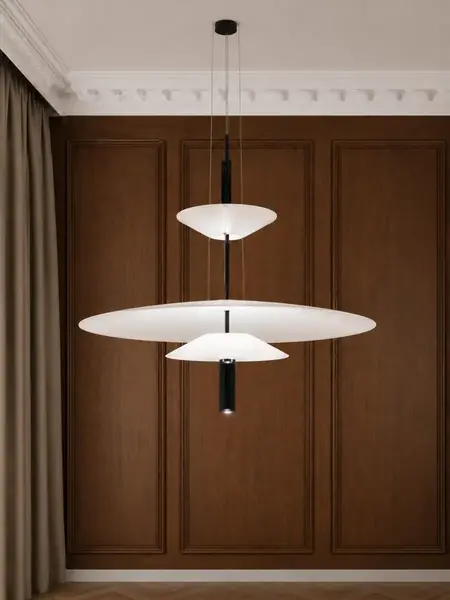 Zbliżenie na designerską lampę wiszącą Plater Czarna Nowoczesna Premium, prezentującą detal wykończenia od Primavera Home.