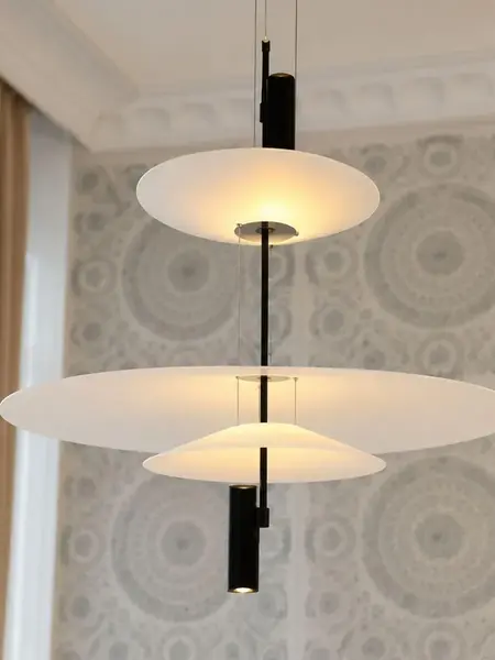 Perspektywiczne ujęcie designerskiej lampy wiszącej Plater Czarna Nowoczesna Premium w nowoczesnym designie od Primavera Home.