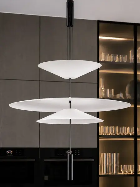 Designerska lampa wisząca Plater Czarna Nowoczesna Premium w jasnym wnętrzu, stworzona przez Primavera Home.