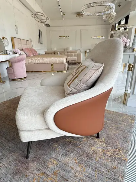 Designerski Fotel Linea z Podnóżkiem – Nowoczesny i Tapicerowany w ekspozycji showroomowej. Ekspozycja w salonie od Primavera Home.