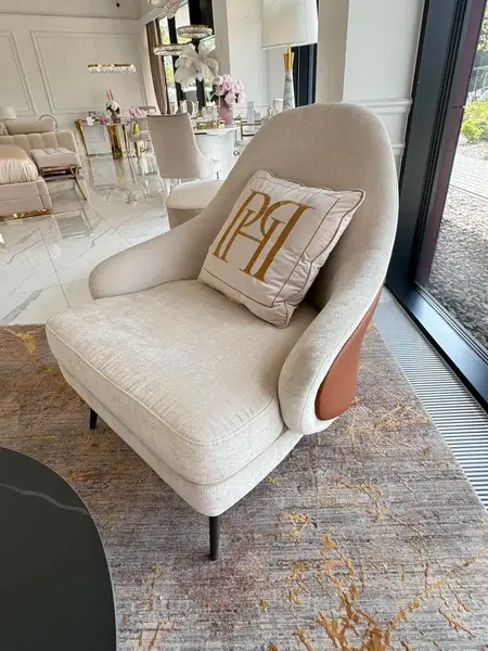Designerski Fotel Linea z Podnóżkiem – Nowoczesny i Tapicerowany jako część całego zestawu mebli. Meble na zamówienie od Primavera Home.