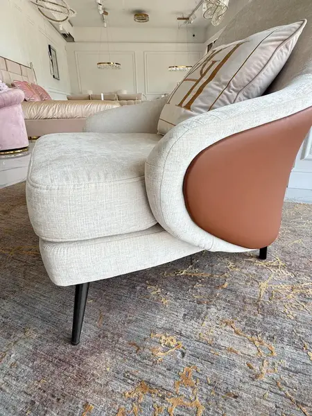 Designerski Fotel Linea z Podnóżkiem – Nowoczesny i Tapicerowany z detalem wykończenia. Meble na zamówienie od Primavera Home.