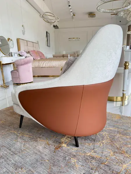 Designerski Fotel Linea z Podnóżkiem – Nowoczesny i Tapicerowany w różnych wariantach tkanin. Aranżacja nowoczesnego wnętrza od Primavera Home.