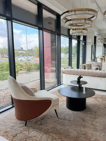Designerski Fotel Linea z Podnóżkiem – Nowoczesny i Tapicerowany w jasnym wnętrzu. Meble na zamówienie od Primavera Home.