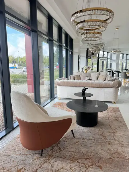 Designerski Fotel Linea z Podnóżkiem – Nowoczesny i Tapicerowany w aranżacji nowoczesnego salonu. Meble na zamówienie od Primavera Home.