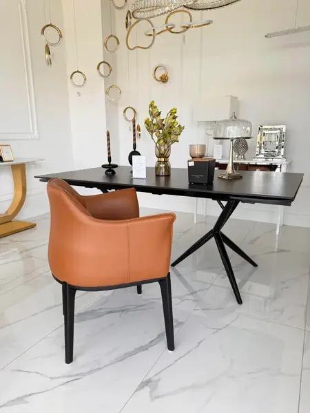 Designerskie krzesło w aranżacji nowoczesnego wnętrza salonu. Meble na zamówienie od Primavera Home.