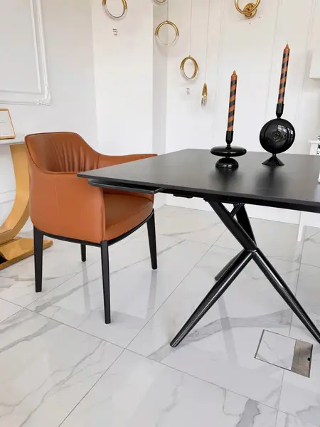 Zbliżenie na detal wykończenia krzesła drewnianego MODERN. Meble na zamówienie od Primavera Home.