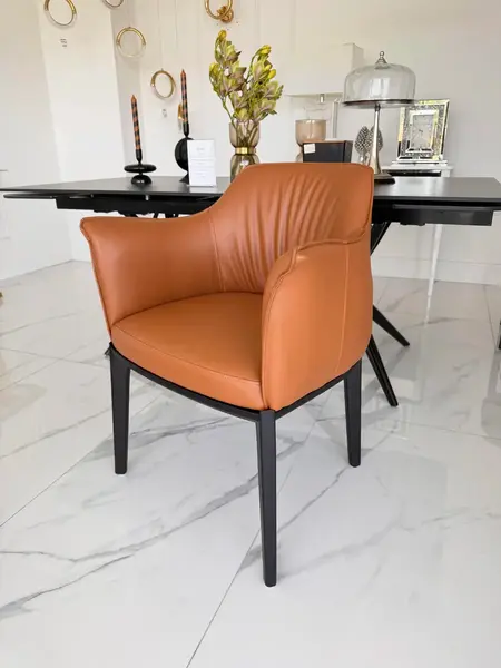 Designerskie krzesło drewniane do jadalni w stylu nowoczesnym MODERN widziane z boku. Stylowa ekspozycja w salonie od Primavera Home.