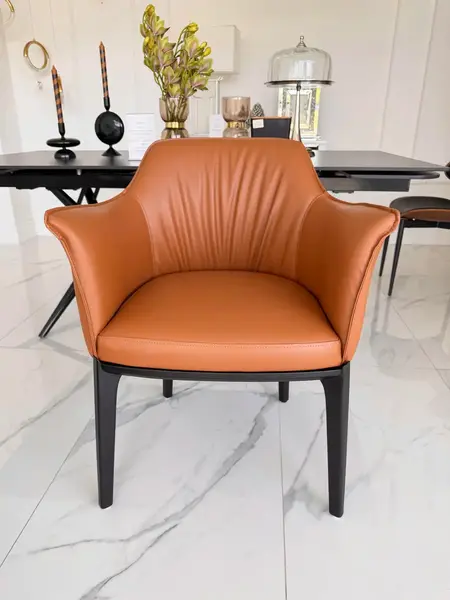 Widok z góry na designerskie krzesło drewniane MODERN. Detal wykończenia od Primavera Home.