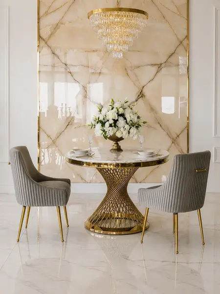 Aranżacja nowoczesnego wnętrza z designerskim krzesłem tapicerowanym, idealnym do eleganckiego salonu, od Primavera Home.