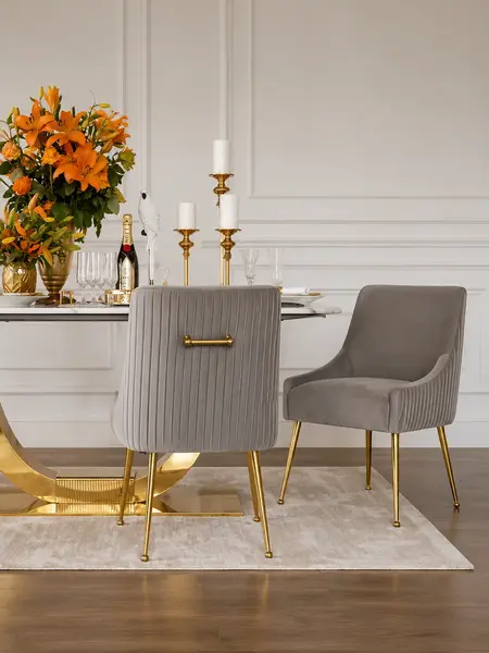 Zbliżenie na materiał plamoodporny i stalową, złotą podstawę designerskiego krzesła od Primavera Home.