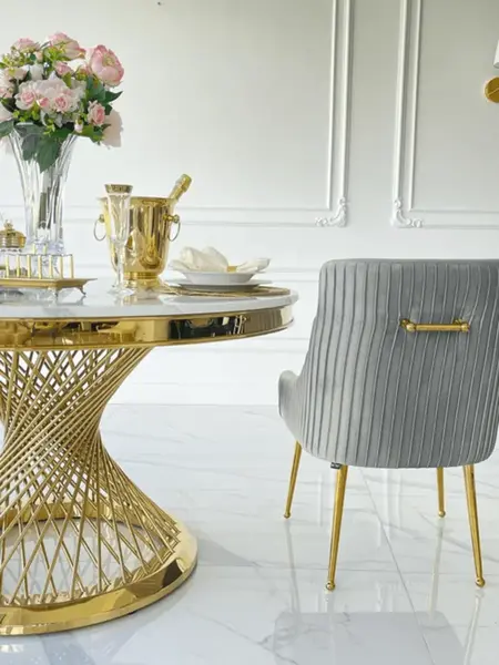 Widok w ukośnym ujęciu na designerskie krzesło tapicerowane, które zachwyca swoim stylem glamour, od Primavera Home.