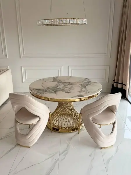 Aranżacja z Ekskluzywnym Okrągłym Stołem Antonio 130 cm w nowoczesnym salonie od Primavera Home.