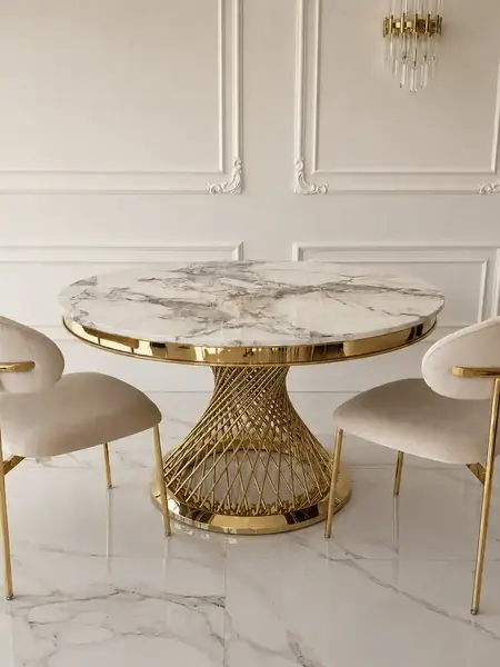 Widok z góry na Ekskluzywny Okrągły Stół Antonio 130 cm w minimalistycznym wnętrzu od Primavera Home.