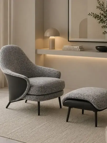 Designerski Fotel Linea z Podnóżkiem – Nowoczesny i Tapicerowany w ujęciu z przodu. Oświetlenie na zamówienie od Primavera Home.